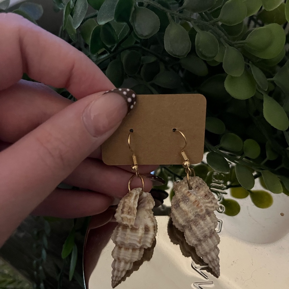 NWOT| Shell Dangle Earrings